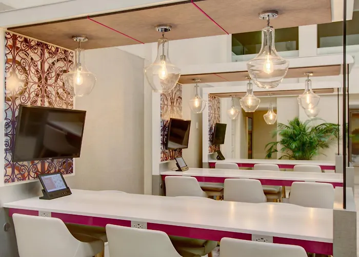 Crowne Plaza Charleston By Ihg Hotel