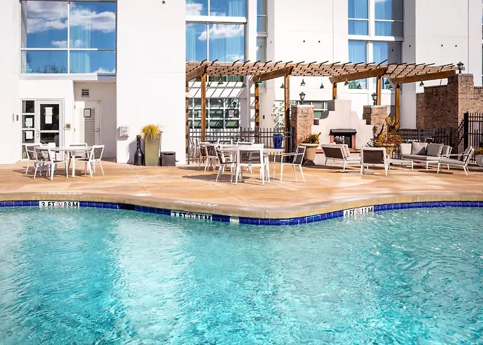 Crowne Plaza Charleston By Ihg 4*